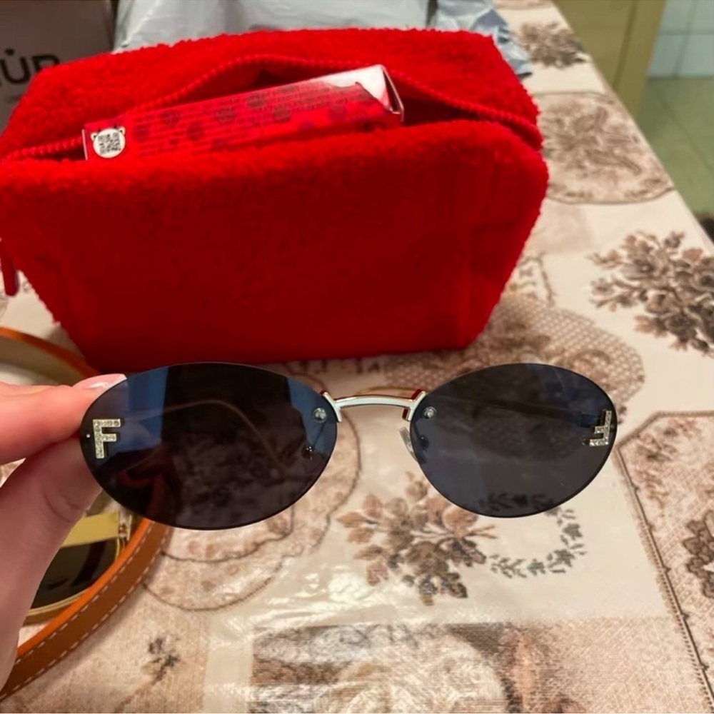 Retro F Stylish Black Sunglasses - Picture 8 of 15